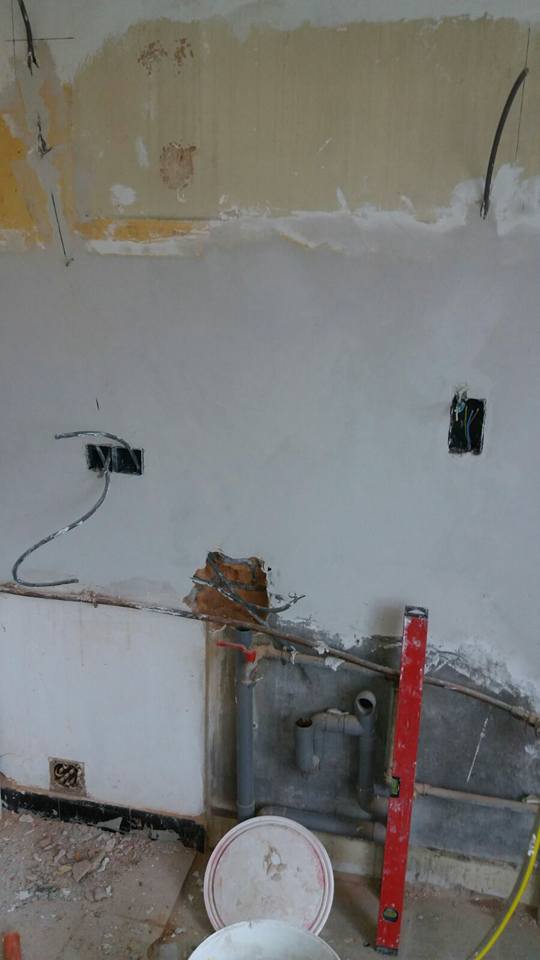 travaux au mur avec fil pour une prise électrique